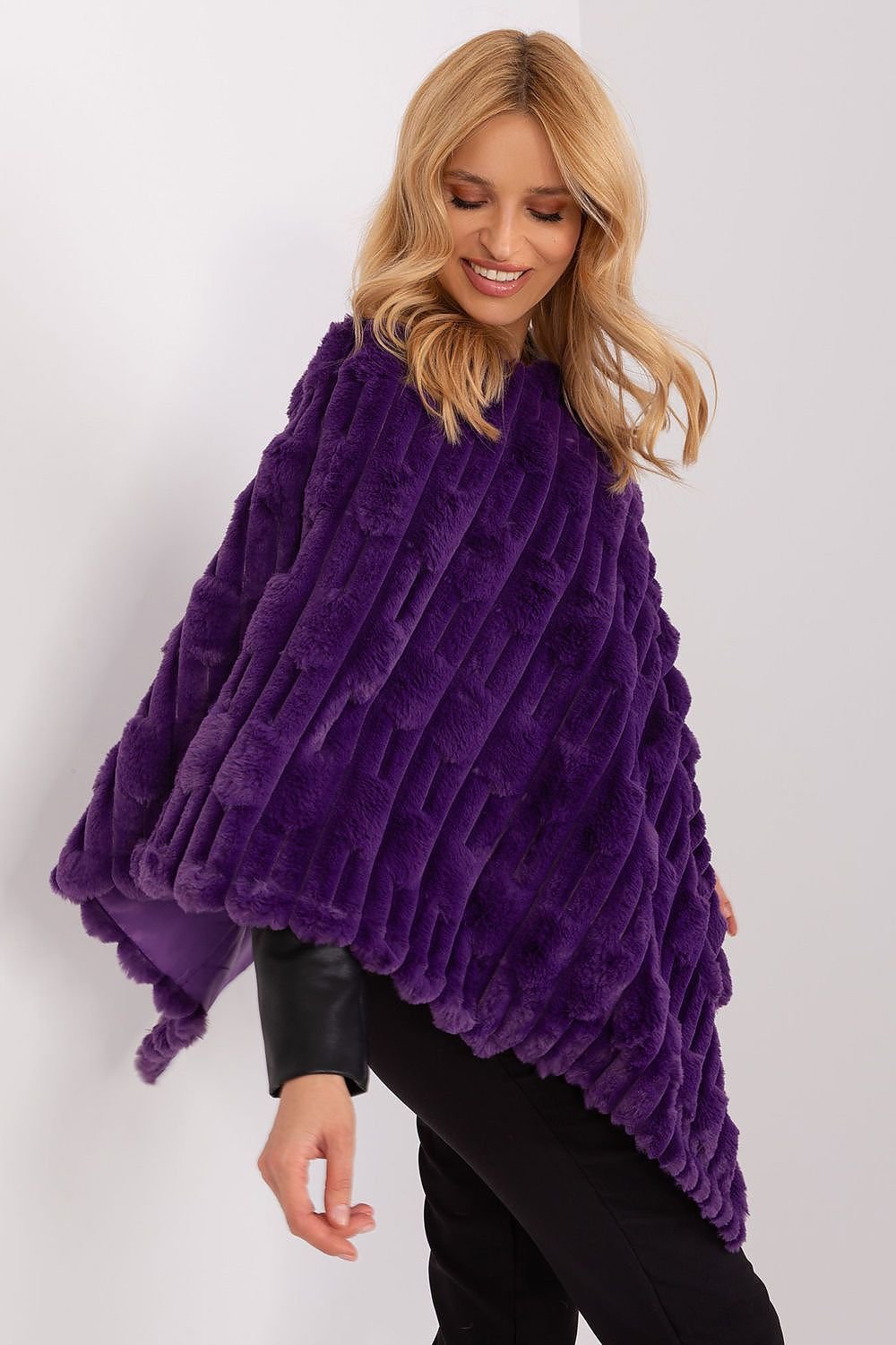 Lässiger Chic-Poncho mit vielfältiger Materialstruktur