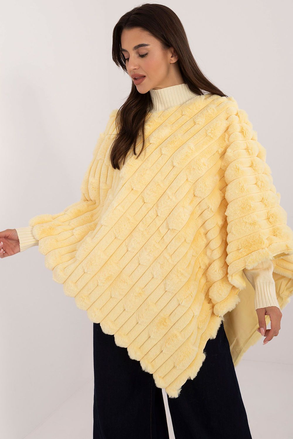 Lässiger Chic-Poncho mit vielfältiger Materialstruktur