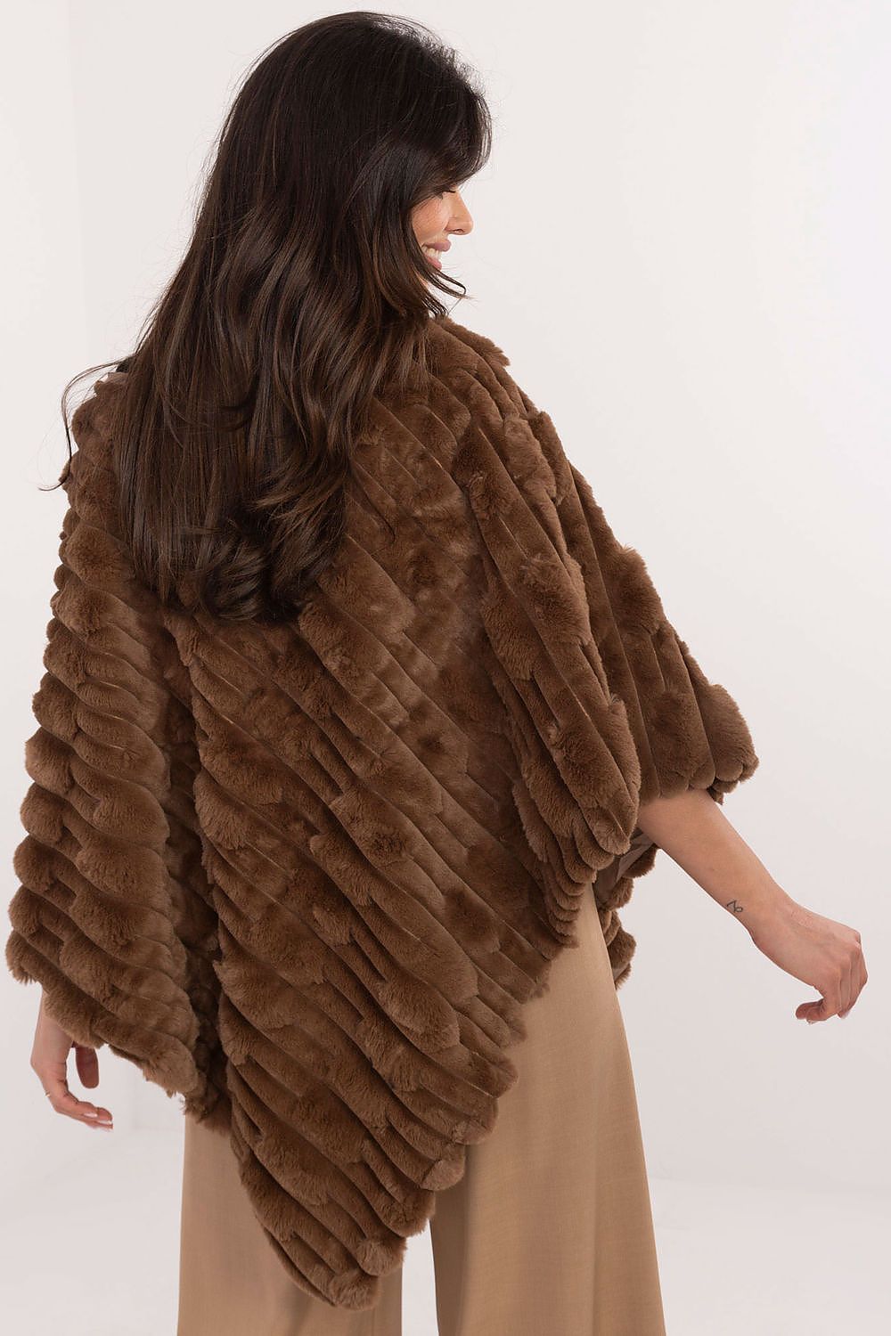 Lässiger Chic-Poncho mit vielfältiger Materialstruktur