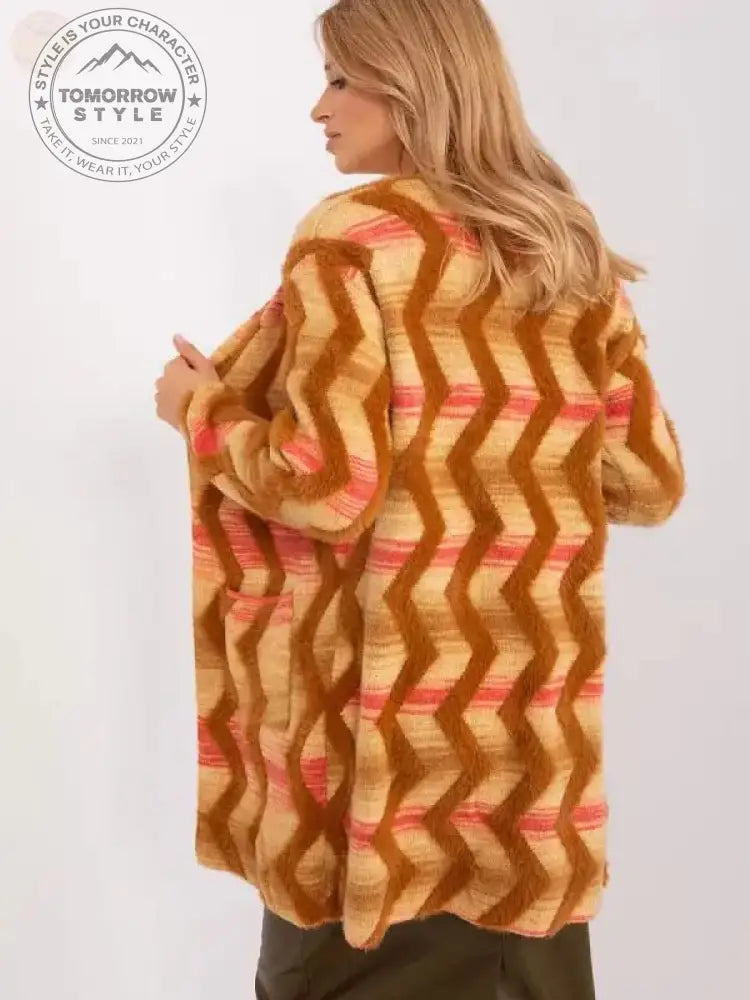Brauner Cardigan mit geometrischem Print – tägliche Stilwahl! - Tomorrow Style