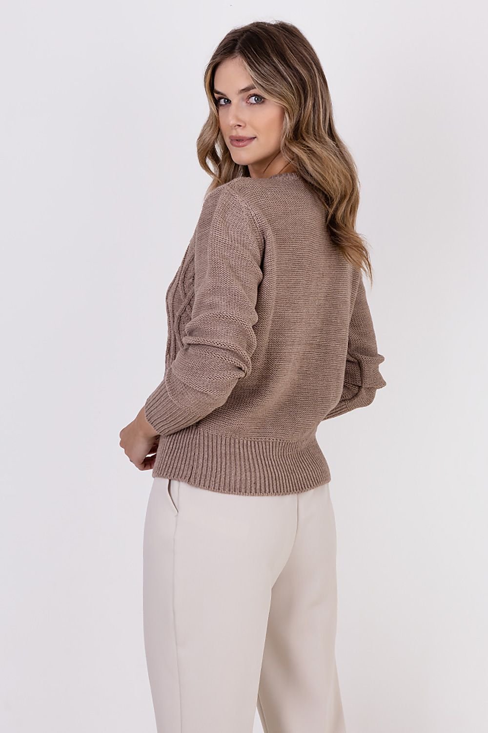 Elegante Hüftlange Strickjacke mit Rundhalsausschnitt und Zierweben