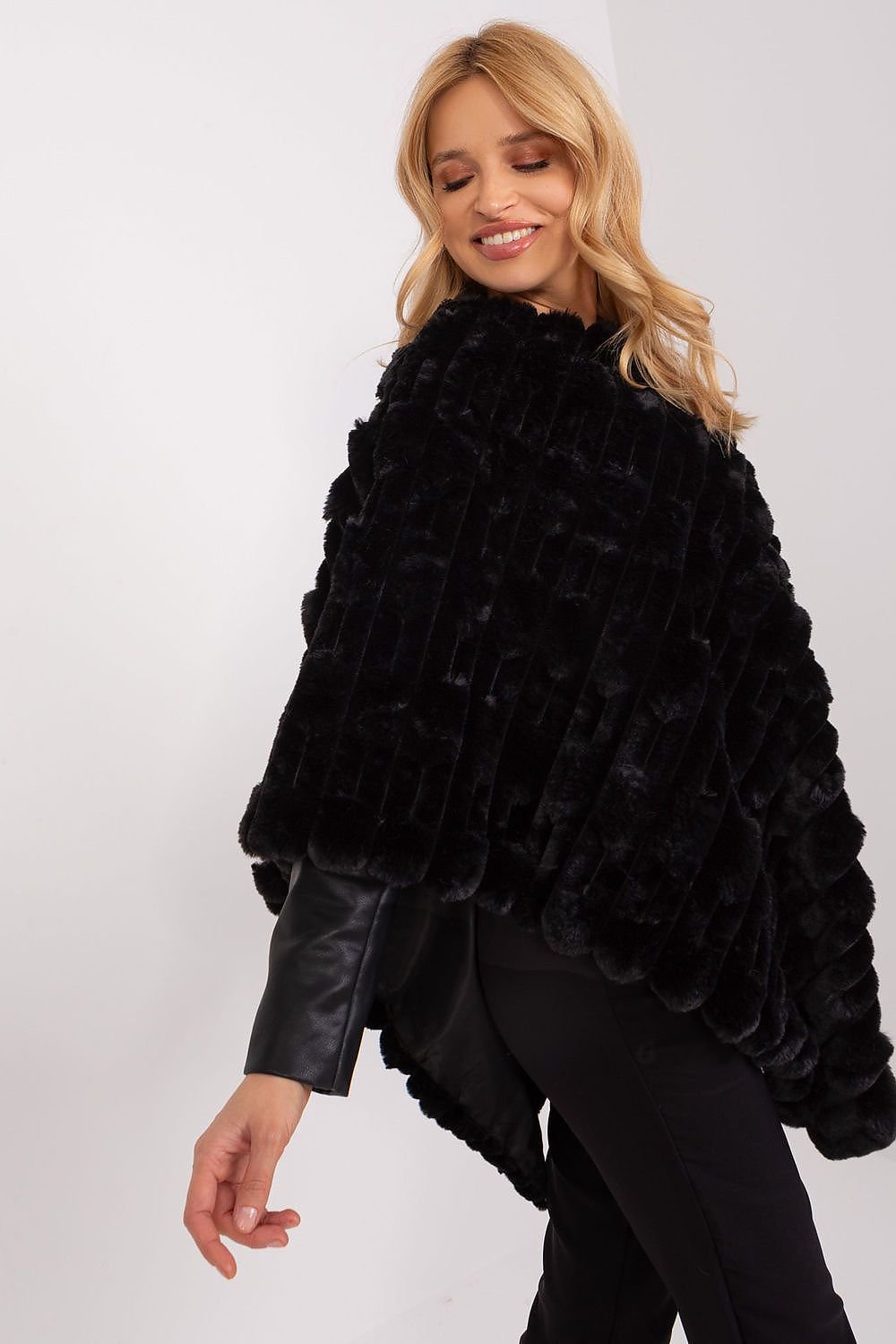 Lässiger Chic-Poncho mit vielfältiger Materialstruktur
