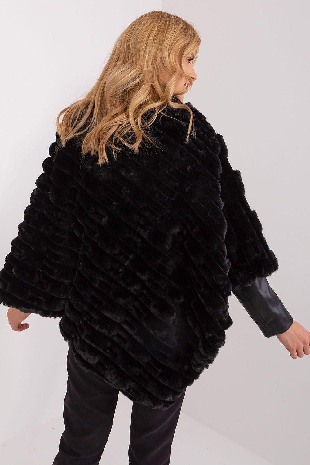 Lässiger Chic-Poncho mit vielfältiger Materialstruktur