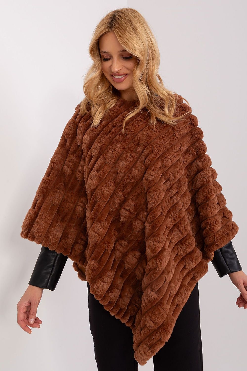 Lässiger Chic-Poncho mit vielfältiger Materialstruktur