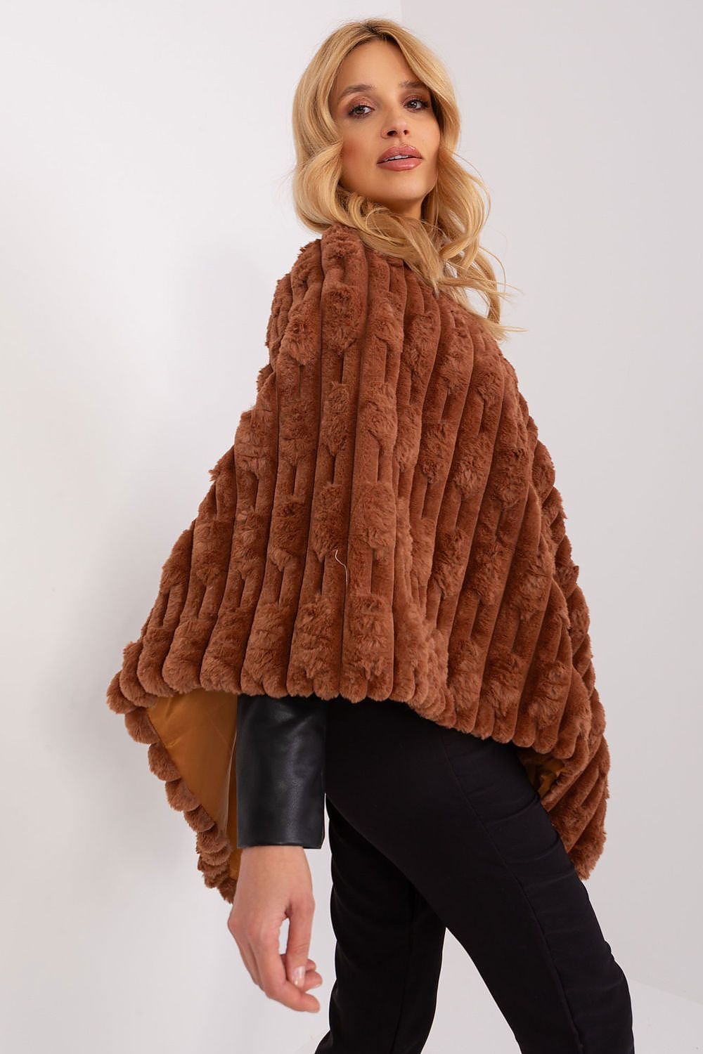 Lässiger Chic-Poncho mit vielfältiger Materialstruktur