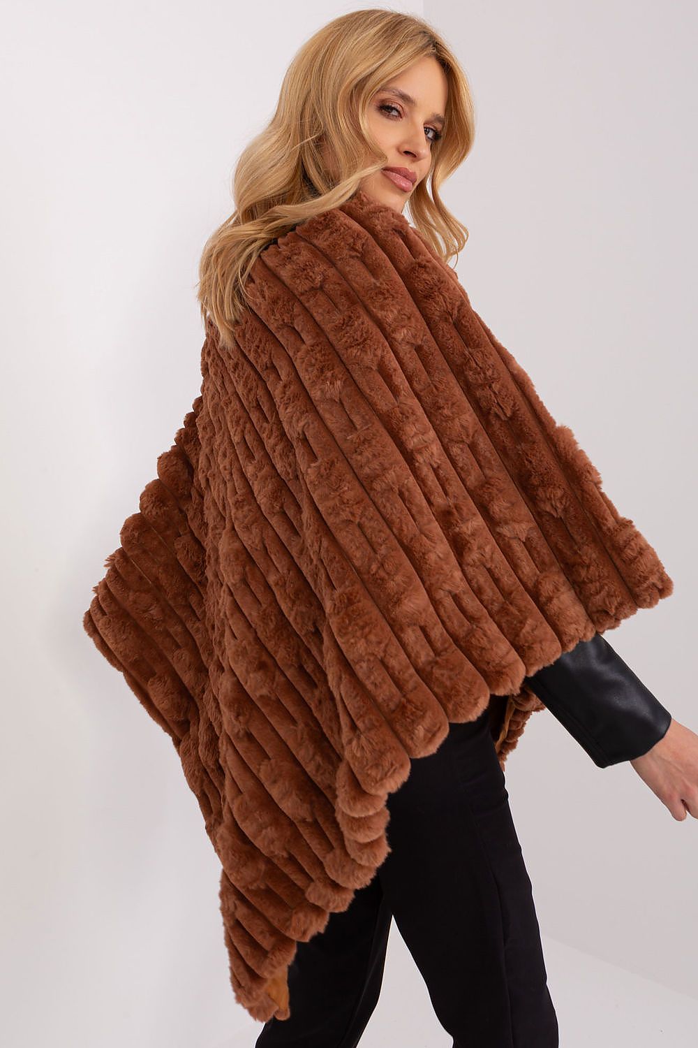 Lässiger Chic-Poncho mit vielfältiger Materialstruktur
