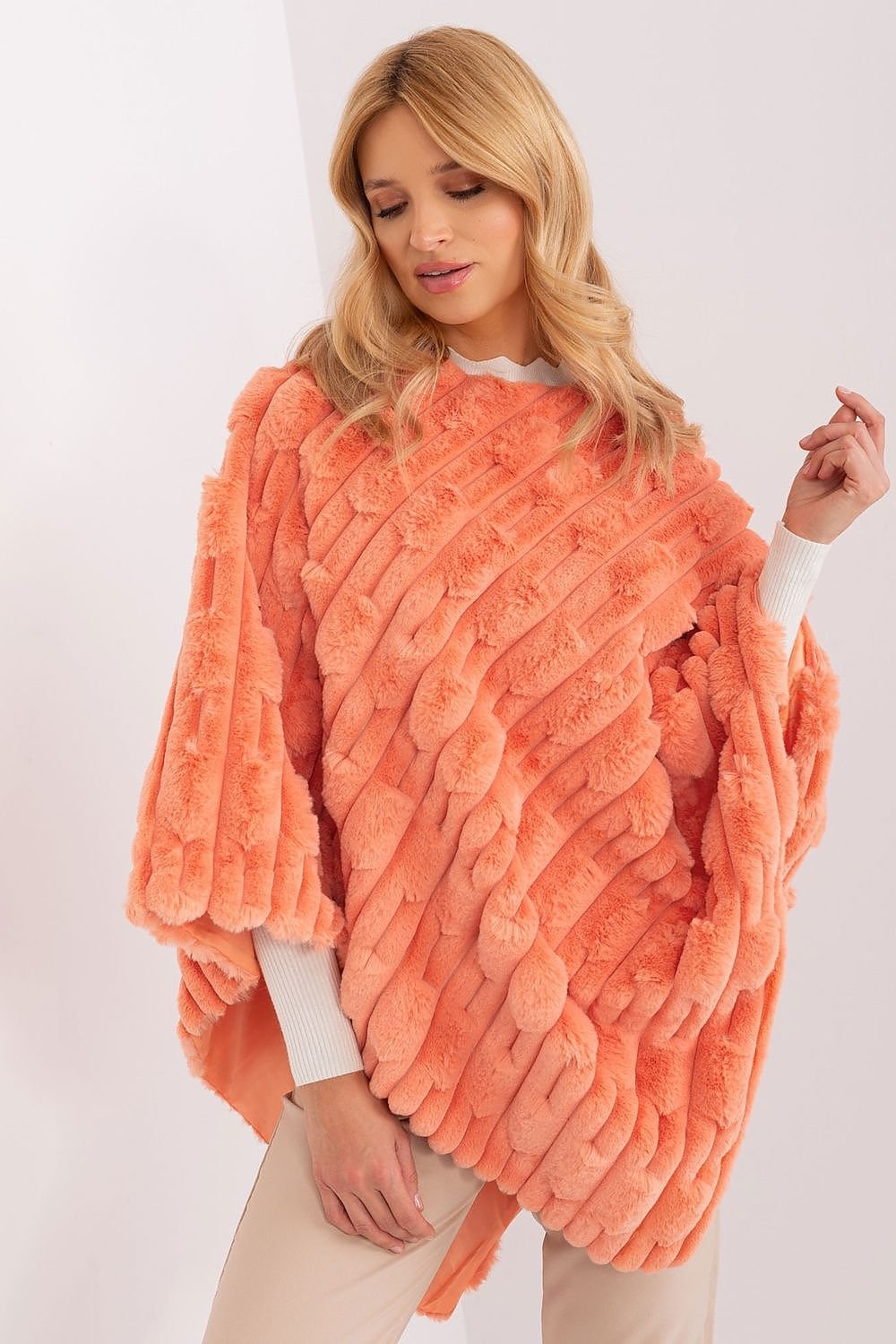 Lässiger Chic-Poncho mit vielfältiger Materialstruktur
