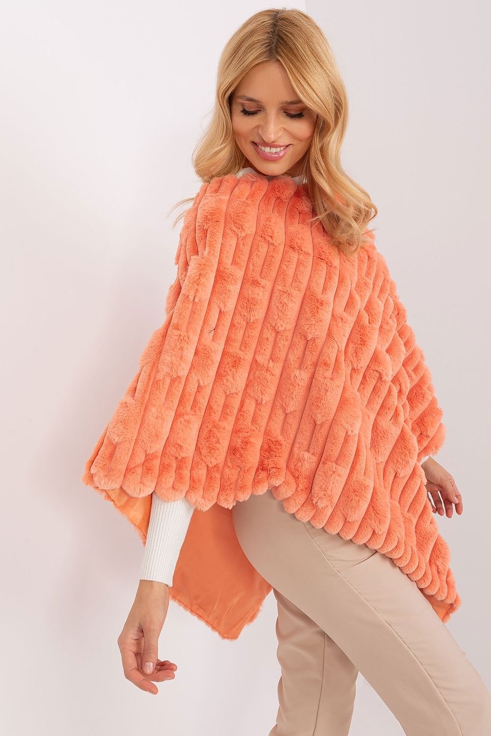 Lässiger Chic-Poncho mit vielfältiger Materialstruktur