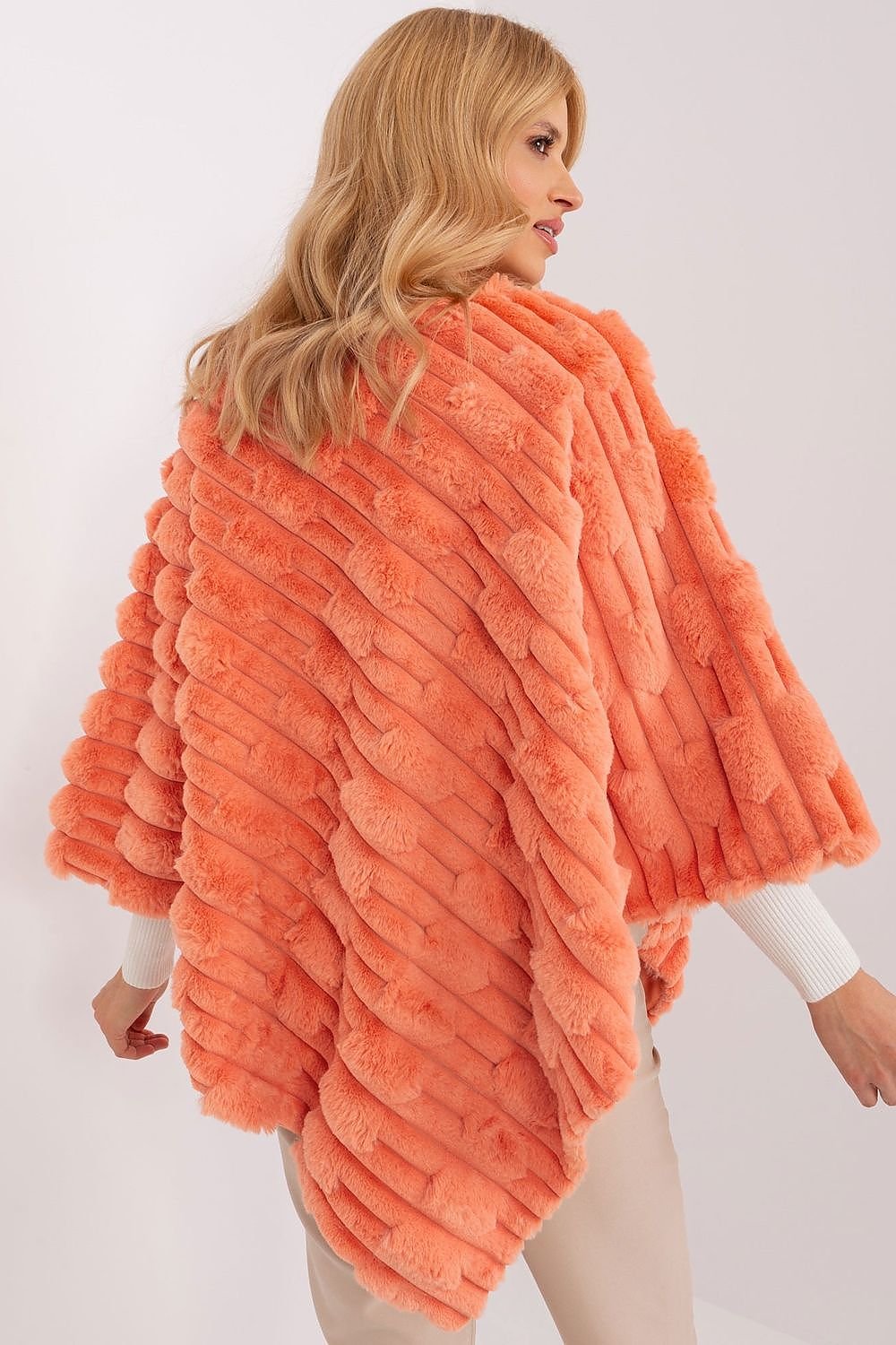 Lässiger Chic-Poncho mit vielfältiger Materialstruktur