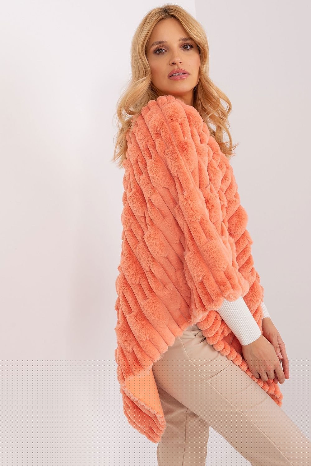 Lässiger Chic-Poncho mit vielfältiger Materialstruktur
