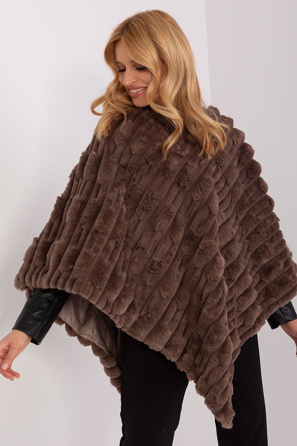 Lässiger Chic-Poncho mit vielfältiger Materialstruktur