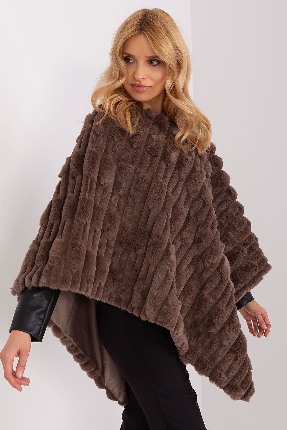 Lässiger Chic-Poncho mit vielfältiger Materialstruktur