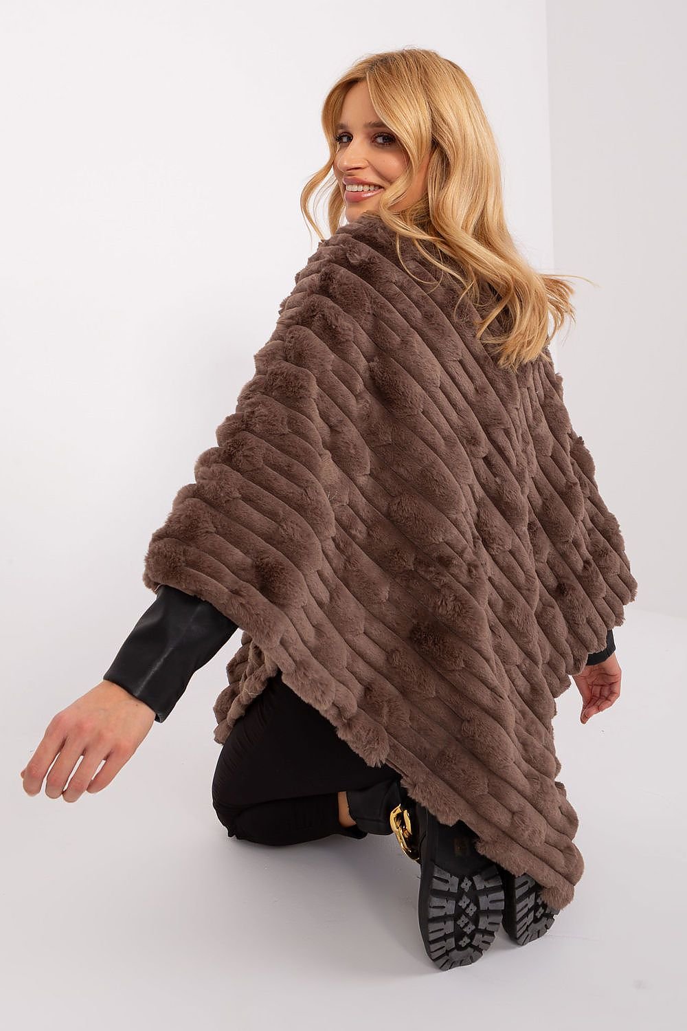 Lässiger Chic-Poncho mit vielfältiger Materialstruktur