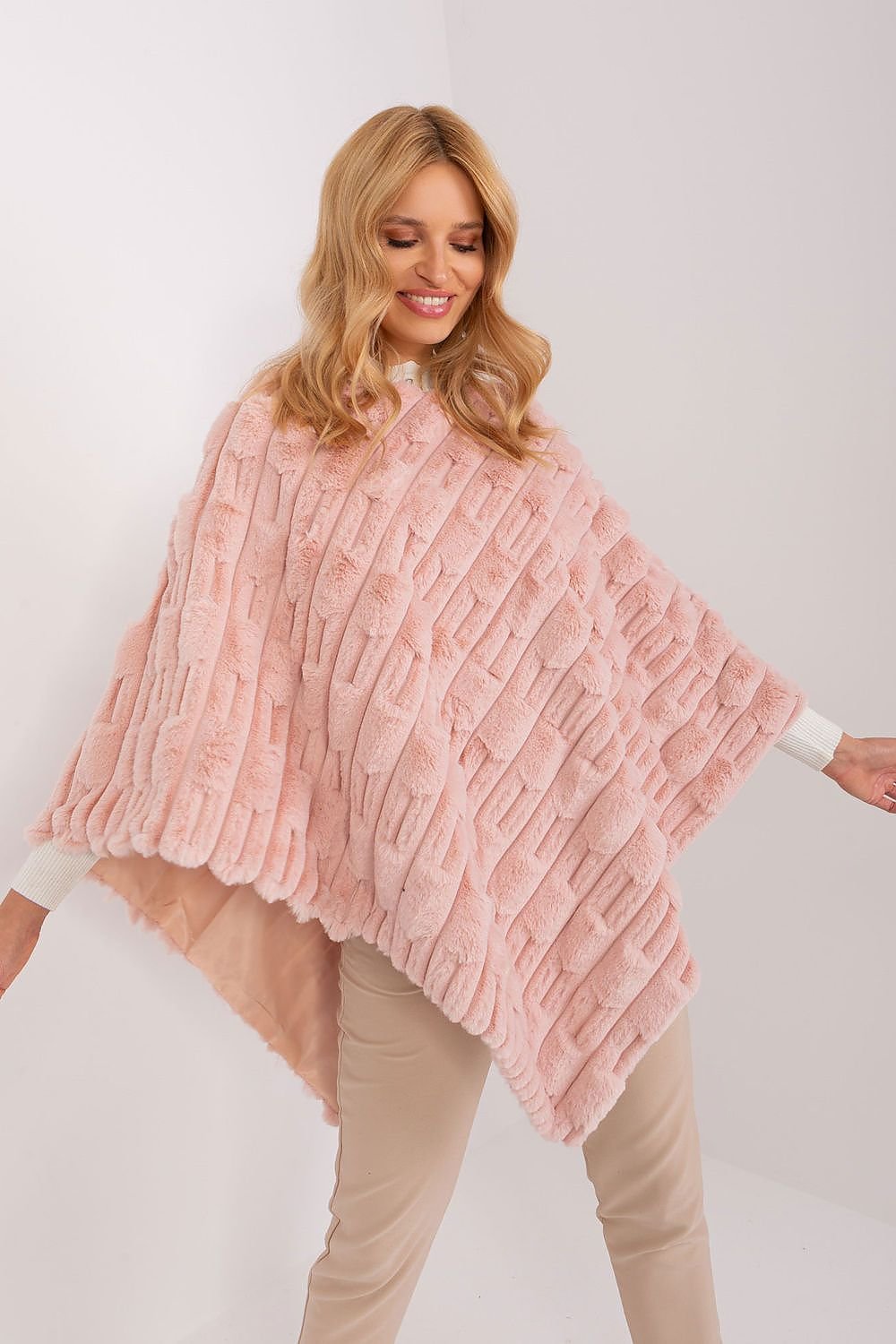 Lässiger Chic-Poncho mit vielfältiger Materialstruktur