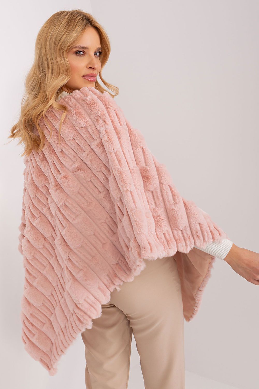Lässiger Chic-Poncho mit vielfältiger Materialstruktur