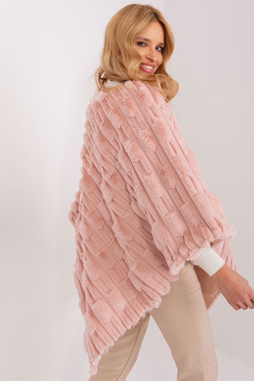 Lässiger Chic-Poncho mit vielfältiger Materialstruktur