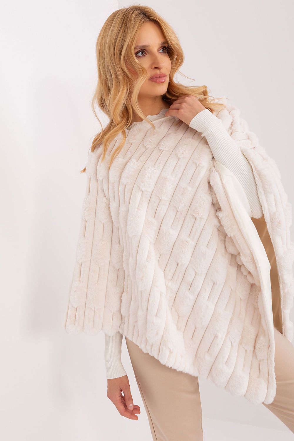 Lässiger Chic-Poncho mit vielfältiger Materialstruktur