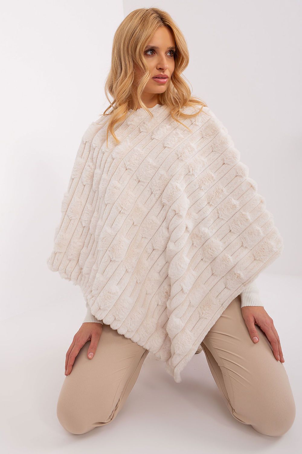 Lässiger Chic-Poncho mit vielfältiger Materialstruktur
