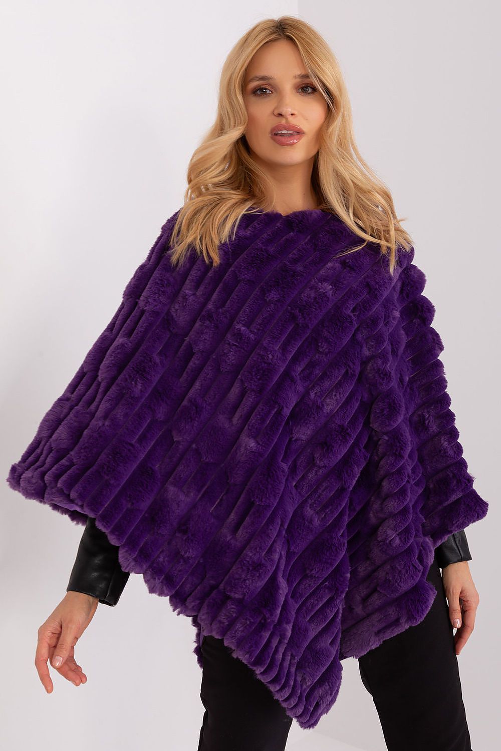 Lässiger Chic-Poncho mit vielfältiger Materialstruktur
