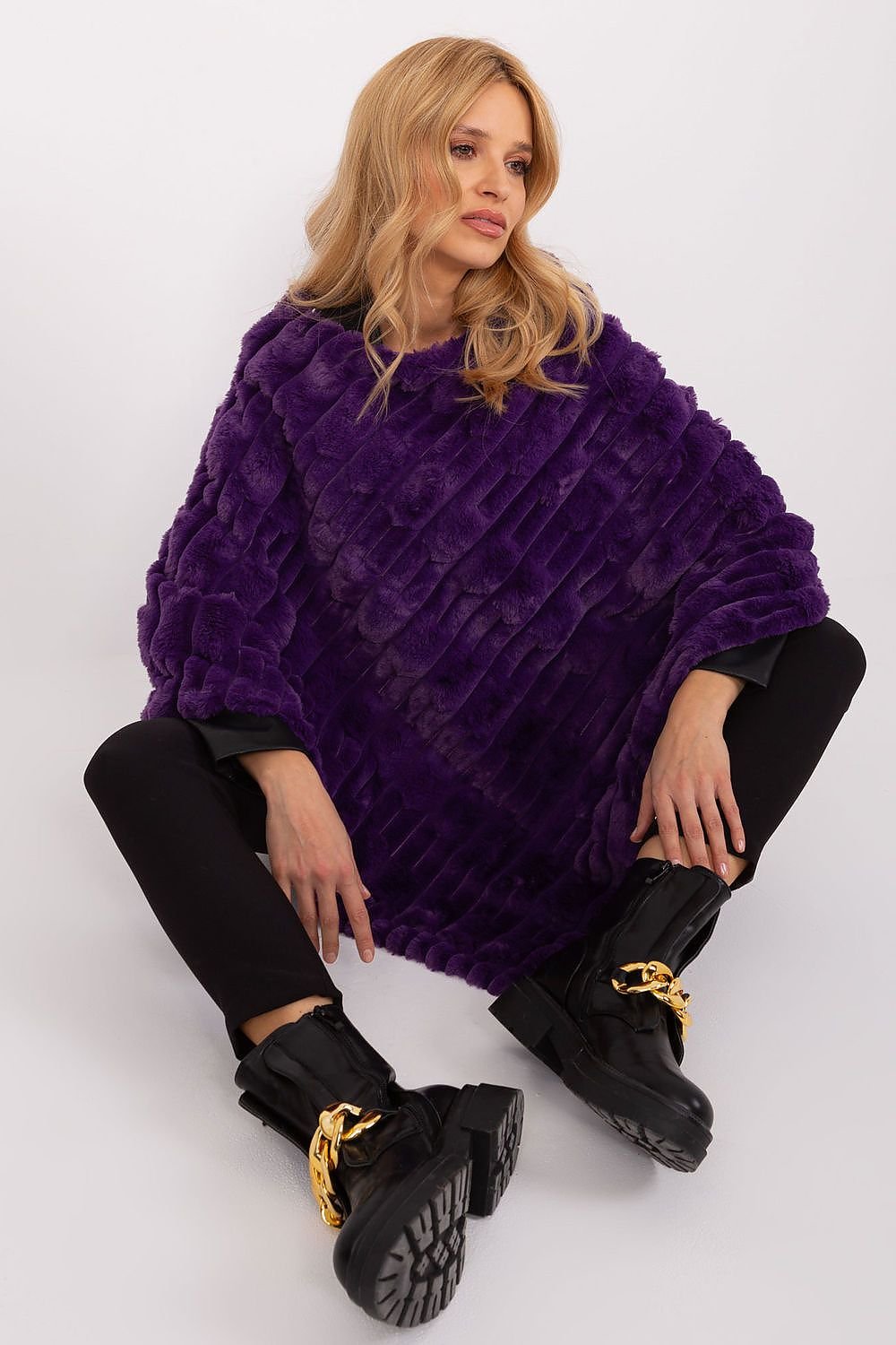 Lässiger Chic-Poncho mit vielfältiger Materialstruktur