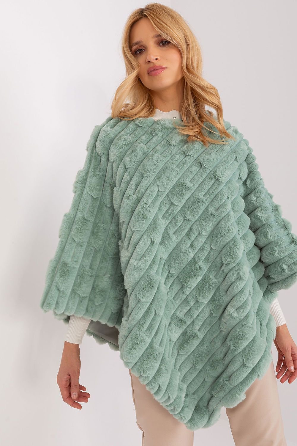 Lässiger Chic-Poncho mit vielfältiger Materialstruktur