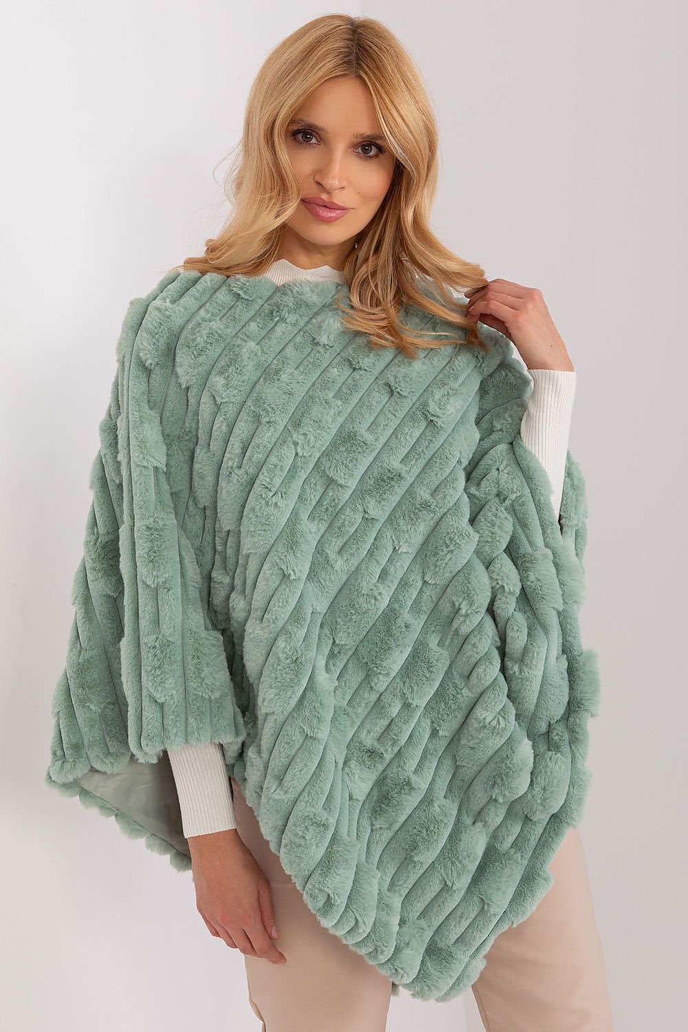 Lässiger Chic-Poncho mit vielfältiger Materialstruktur
