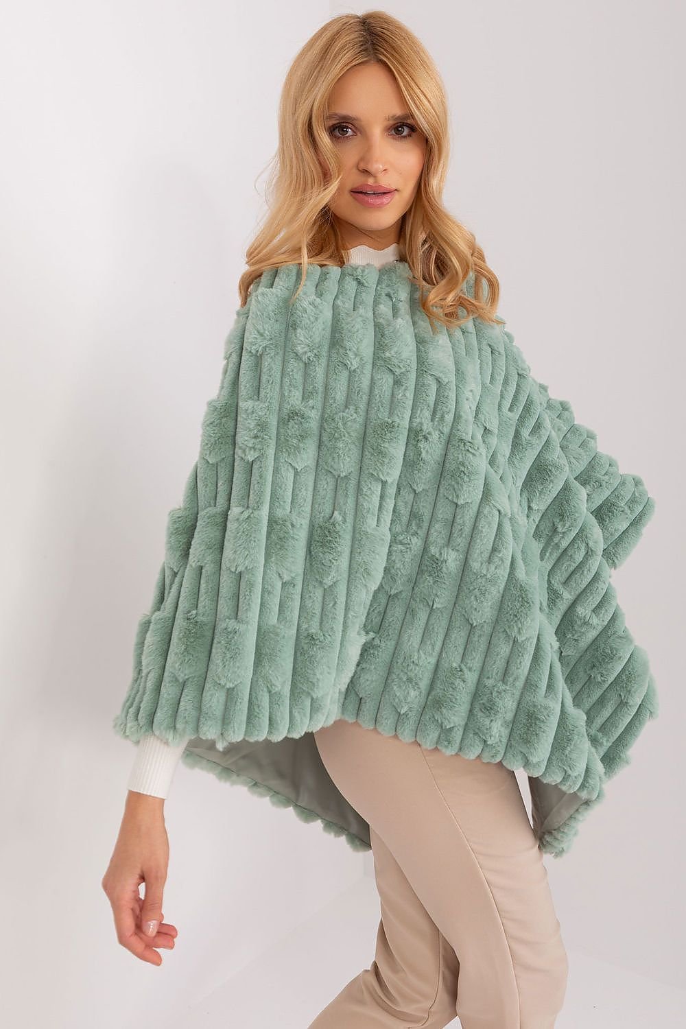 Lässiger Chic-Poncho mit vielfältiger Materialstruktur