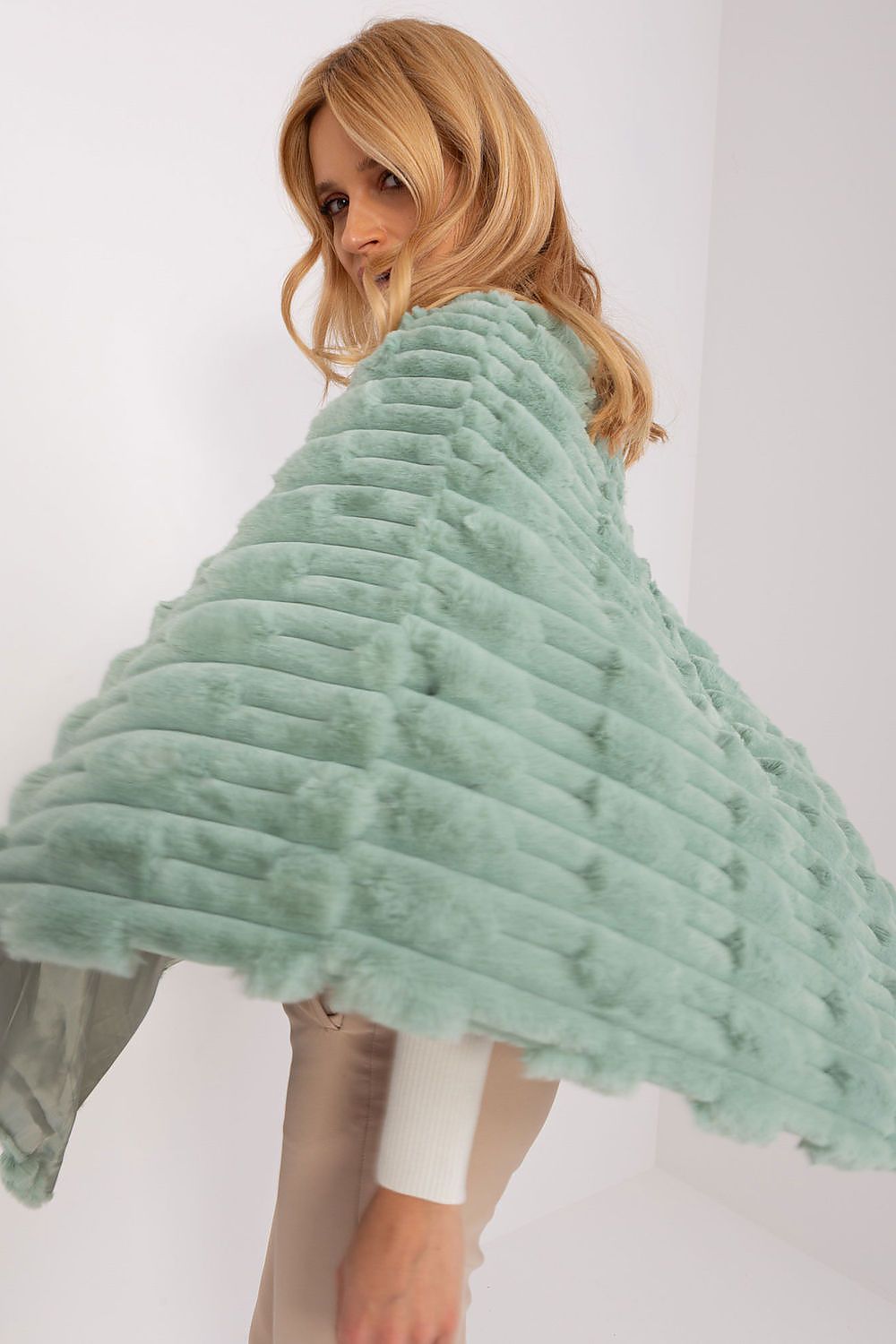 Lässiger Chic-Poncho mit vielfältiger Materialstruktur