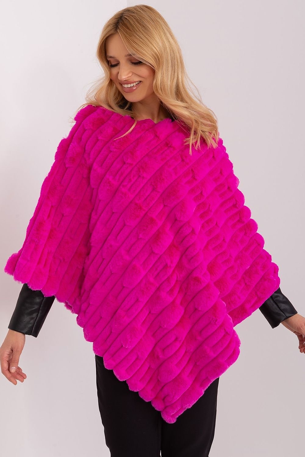 Lässiger Chic-Poncho mit vielfältiger Materialstruktur
