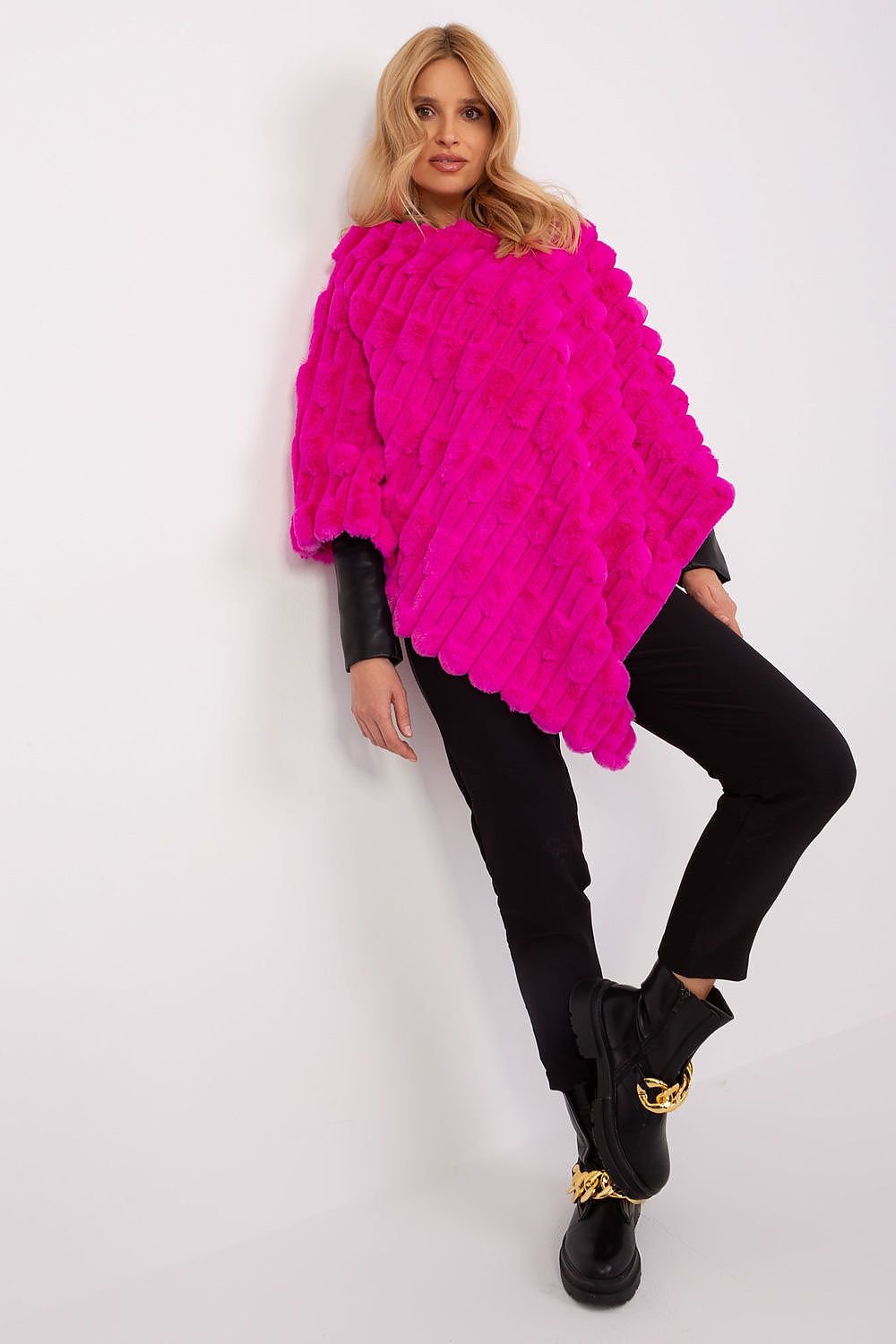 Lässiger Chic-Poncho mit vielfältiger Materialstruktur