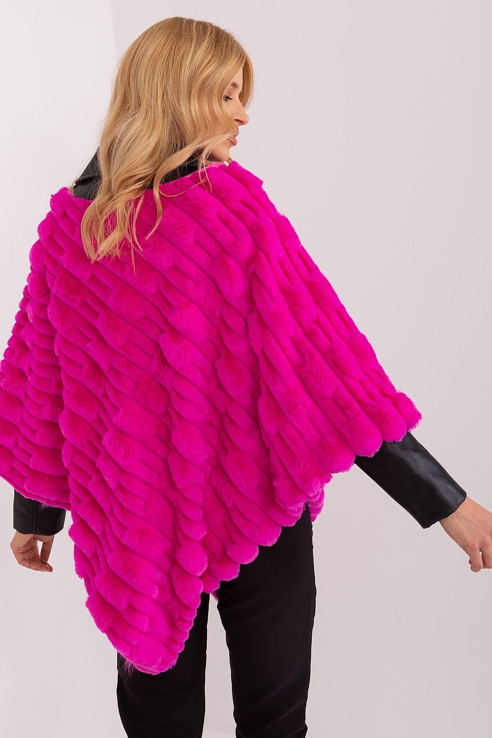 Lässiger Chic-Poncho mit vielfältiger Materialstruktur