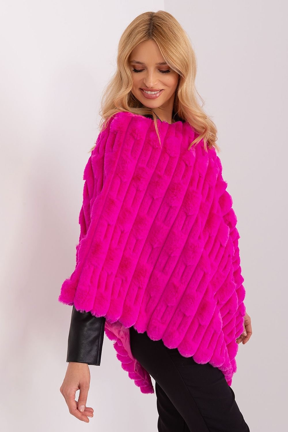 Lässiger Chic-Poncho mit vielfältiger Materialstruktur