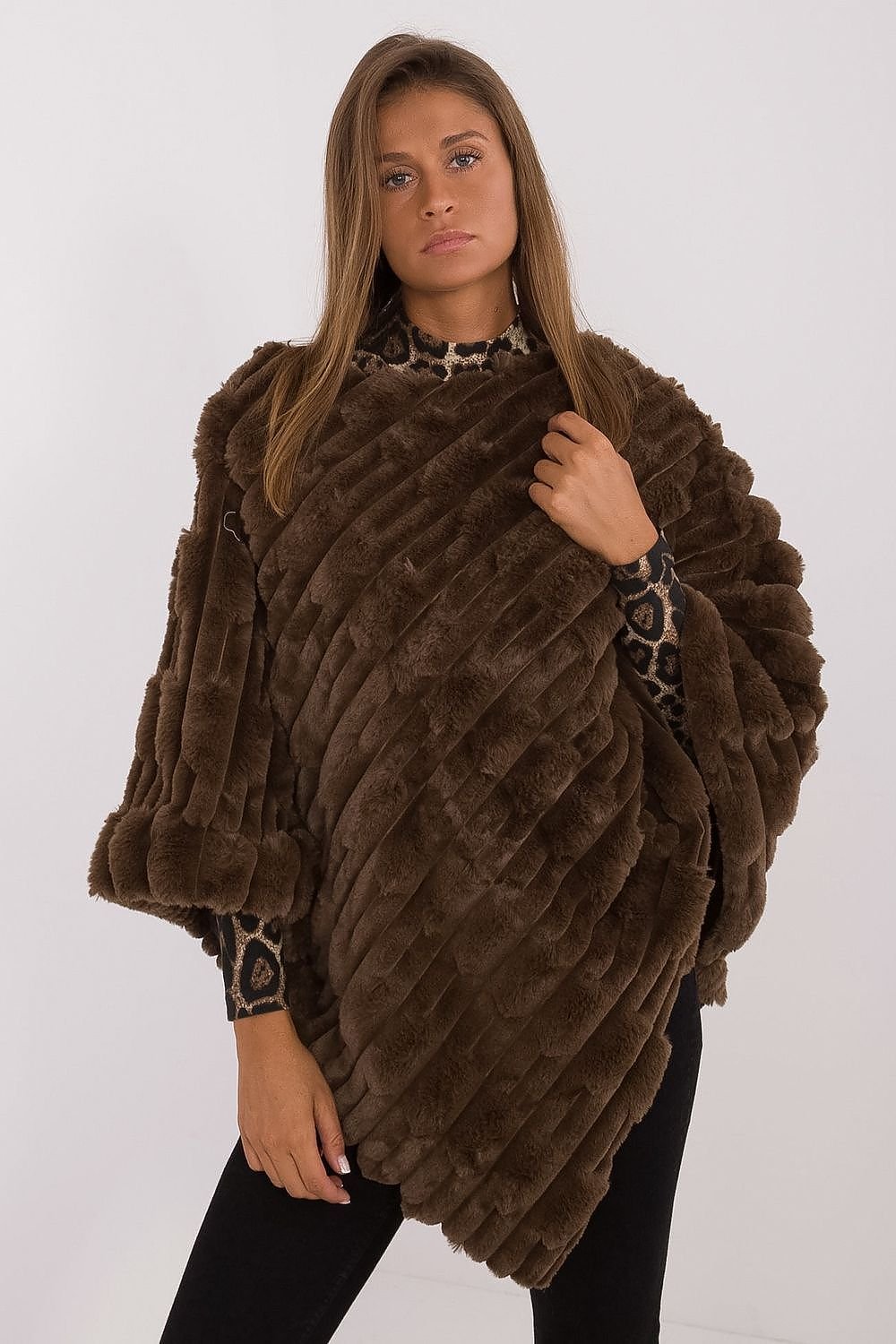 Lässiger Chic-Poncho mit vielfältiger Materialstruktur