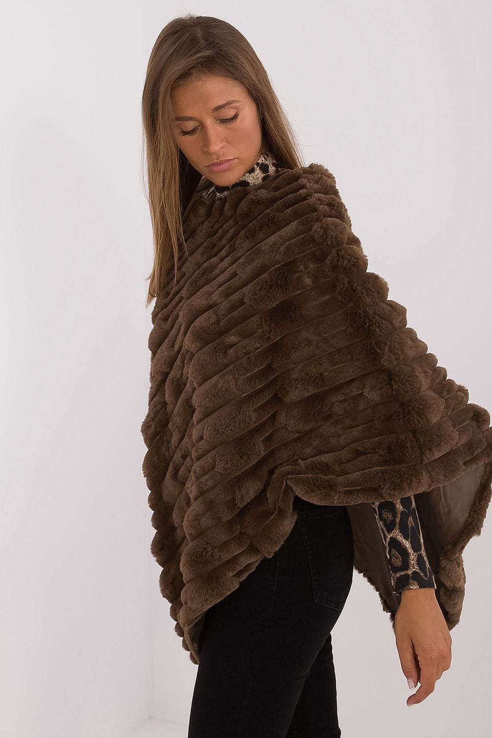 Lässiger Chic-Poncho mit vielfältiger Materialstruktur