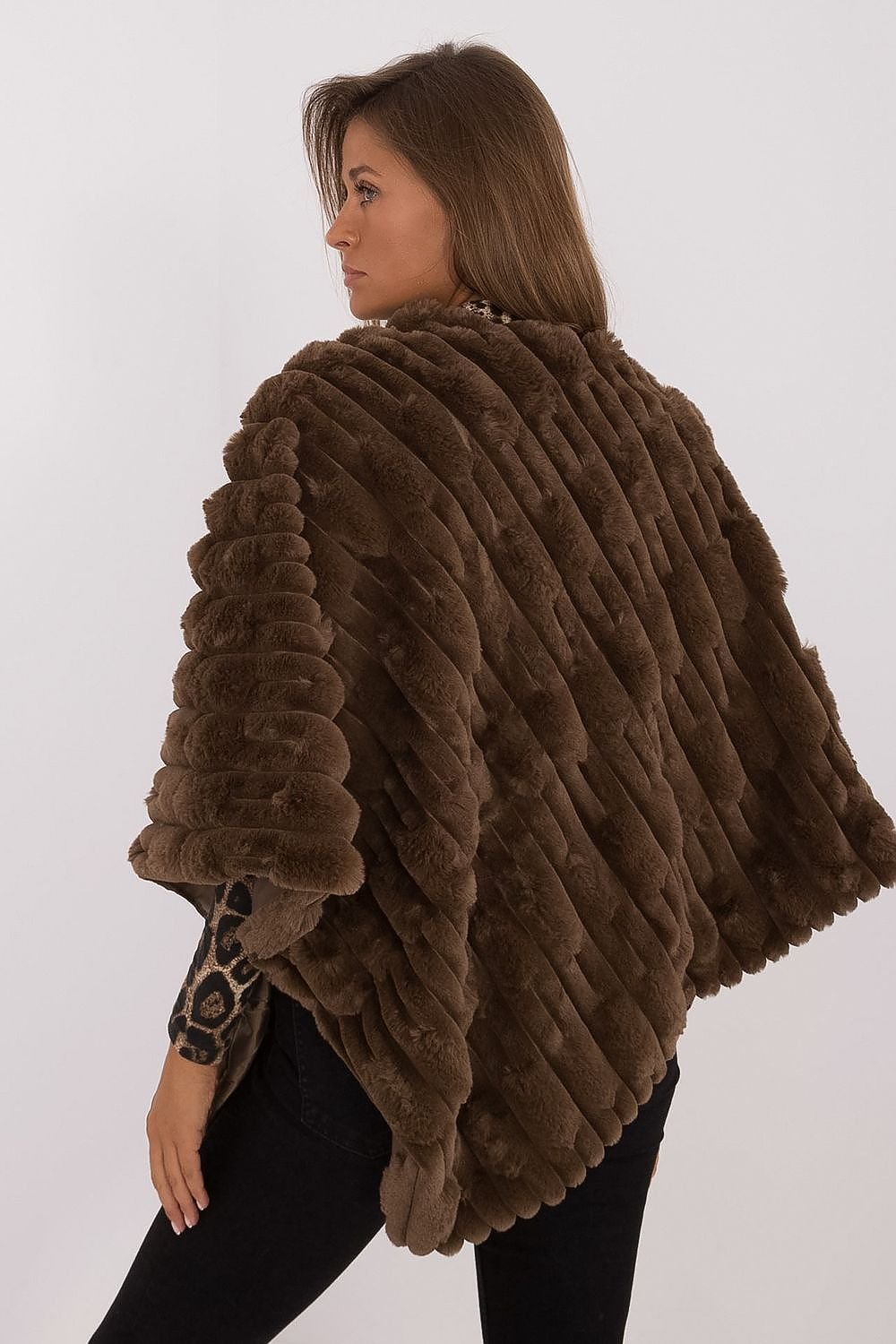 Lässiger Chic-Poncho mit vielfältiger Materialstruktur