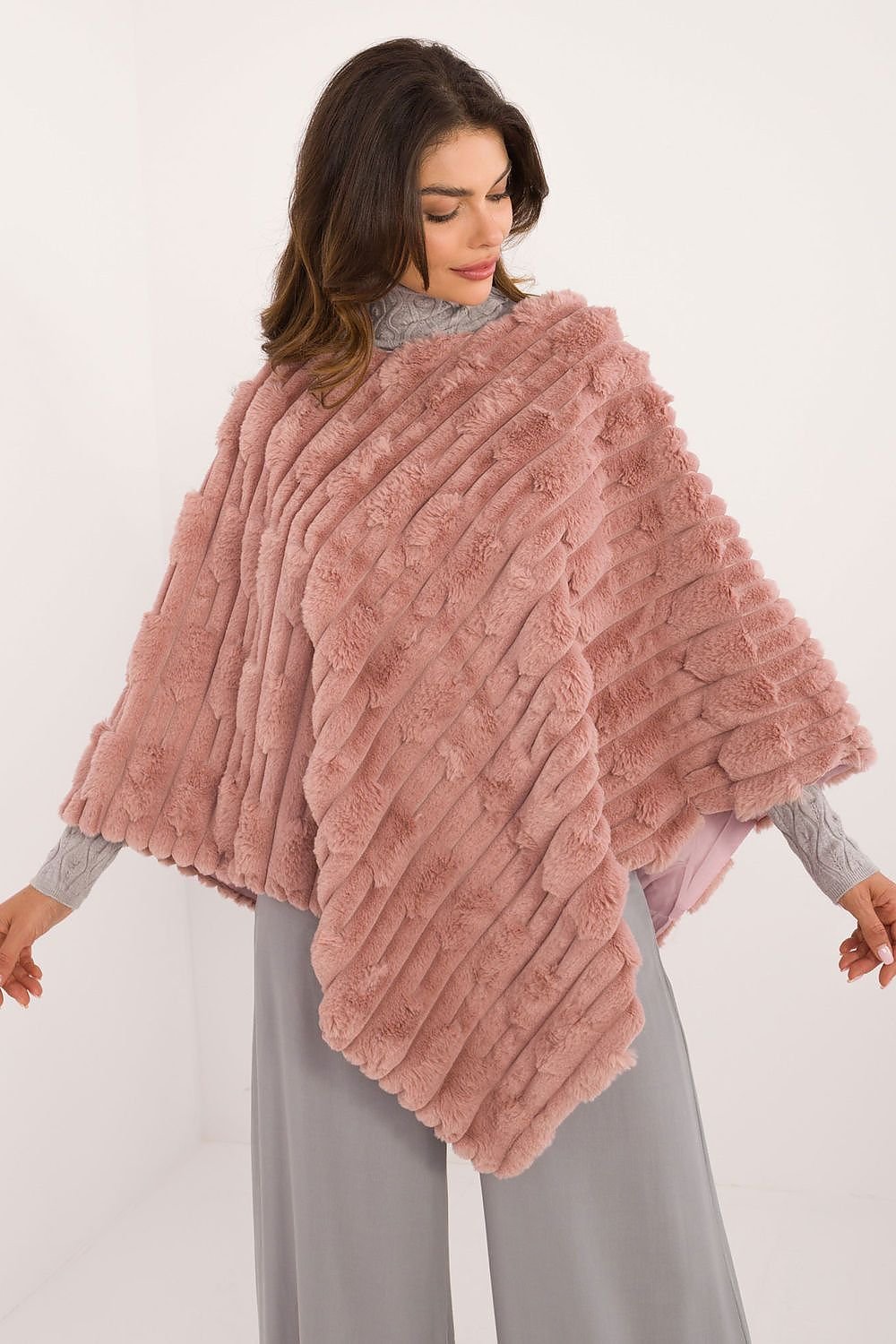 Lässiger Chic-Poncho mit vielfältiger Materialstruktur