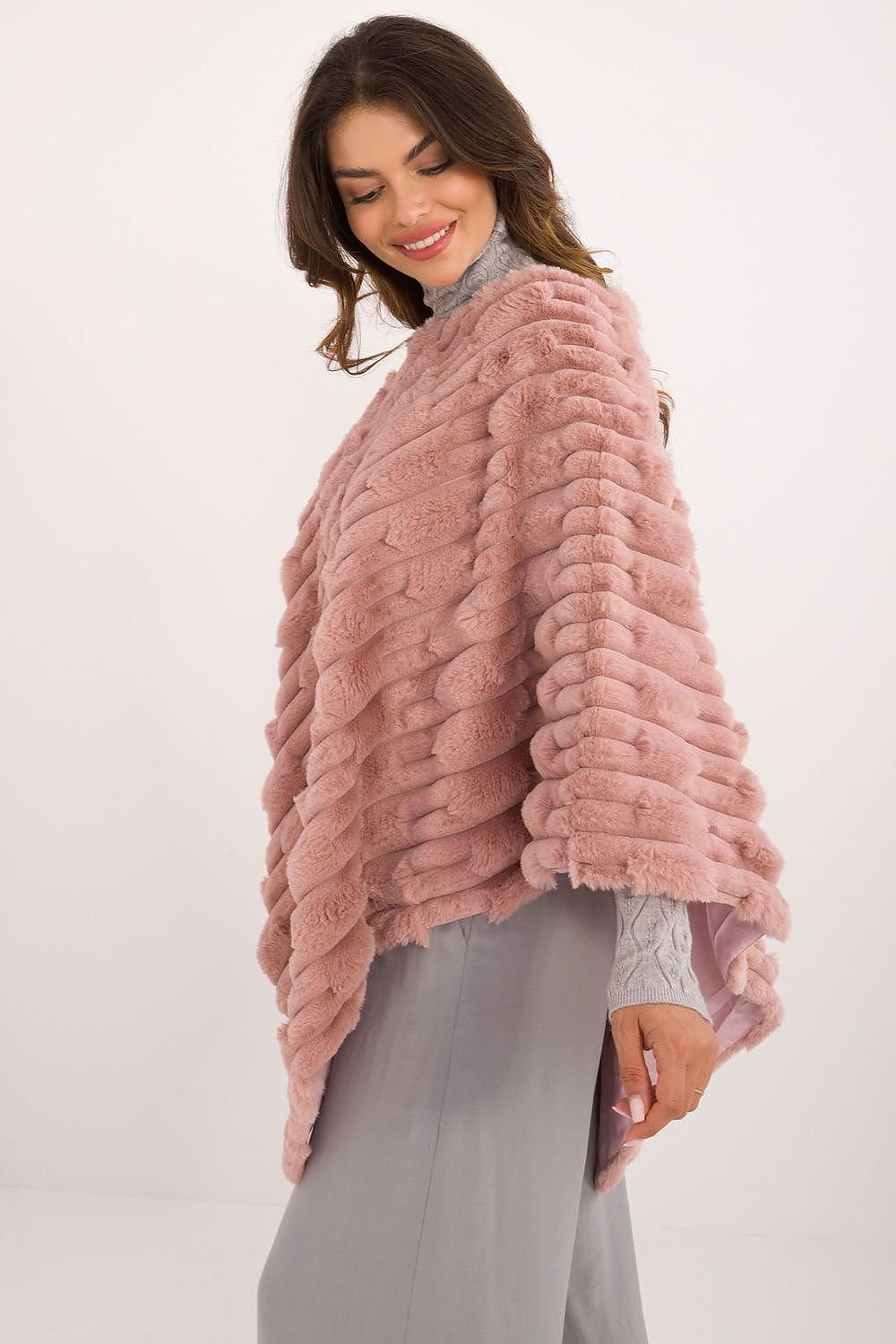 Lässiger Chic-Poncho mit vielfältiger Materialstruktur