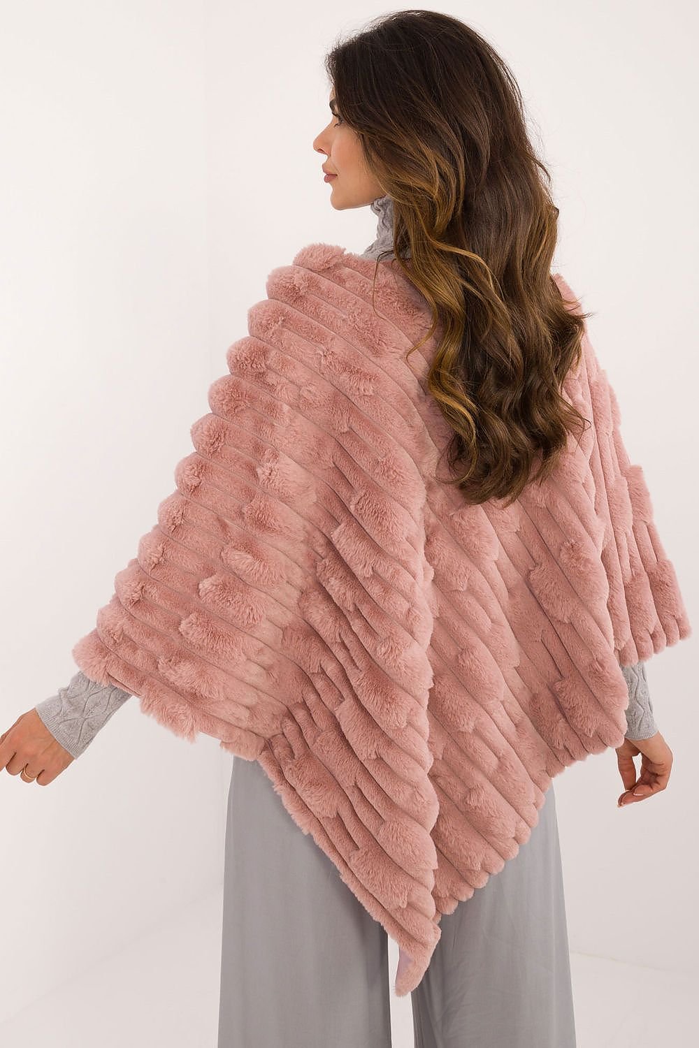 Lässiger Chic-Poncho mit vielfältiger Materialstruktur