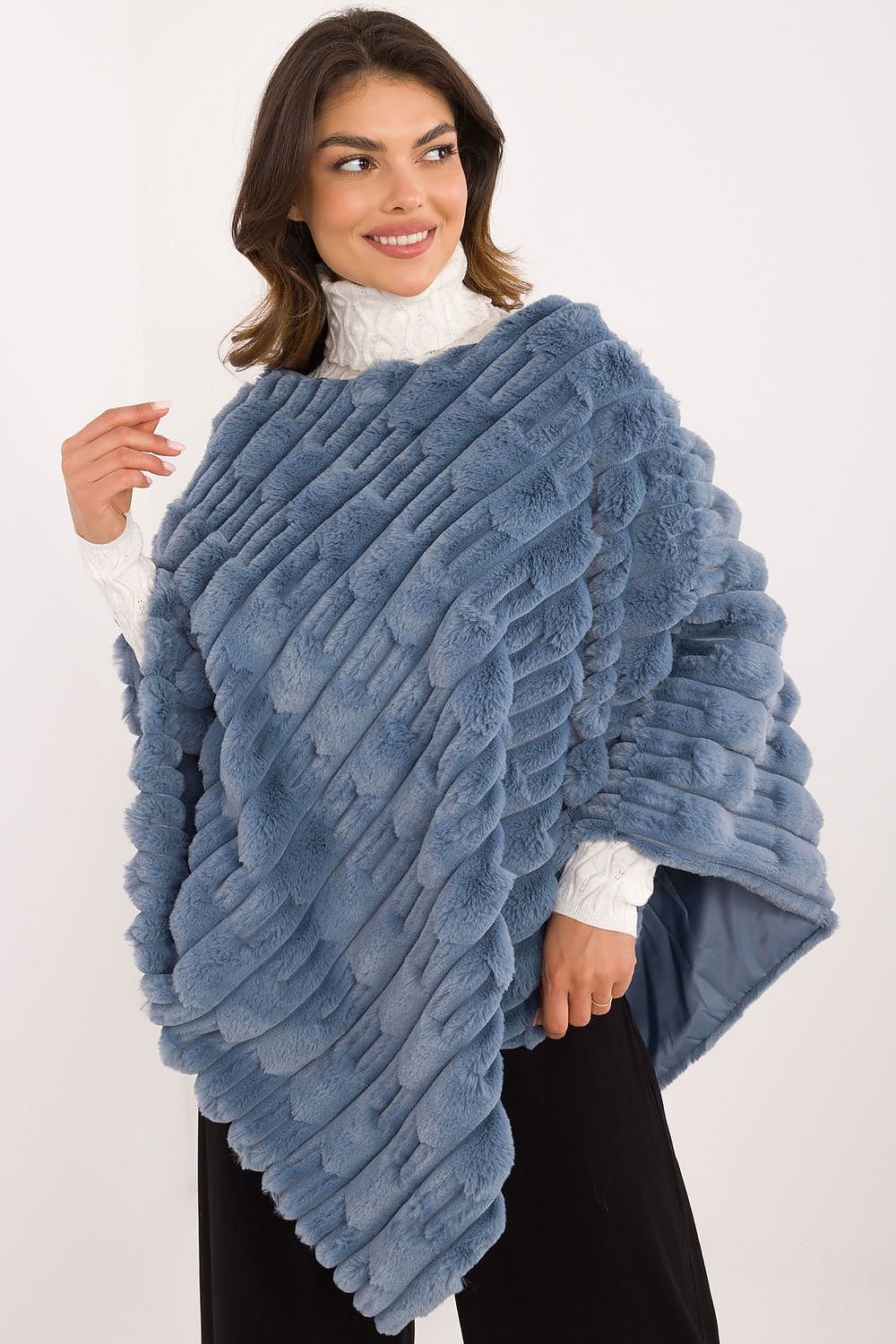 Lässiger Chic-Poncho mit vielfältiger Materialstruktur