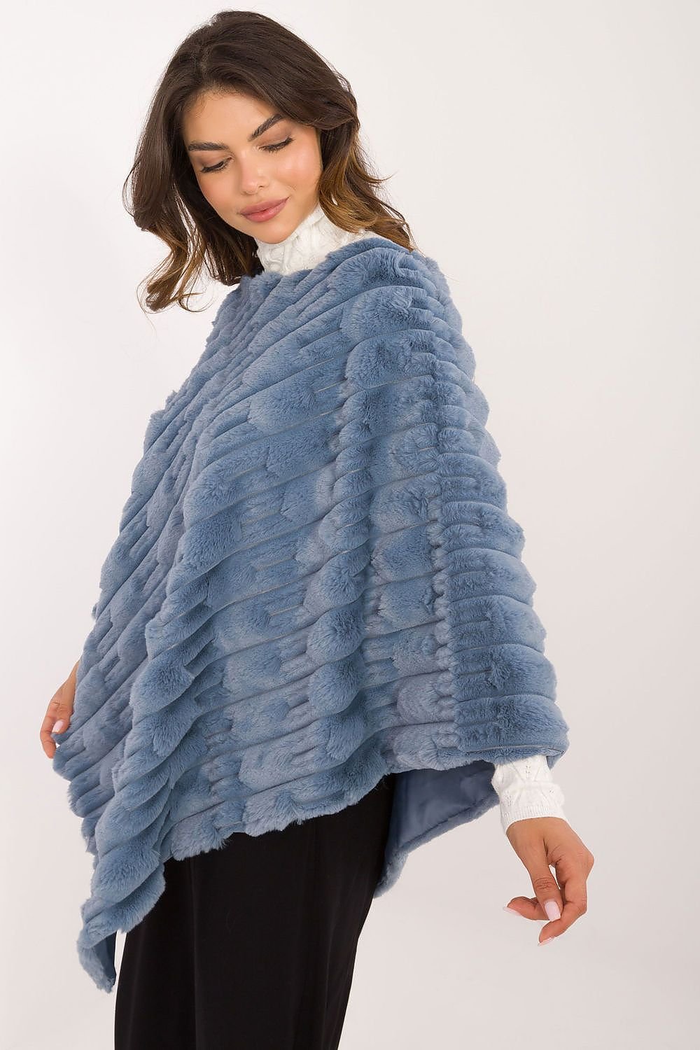 Lässiger Chic-Poncho mit vielfältiger Materialstruktur