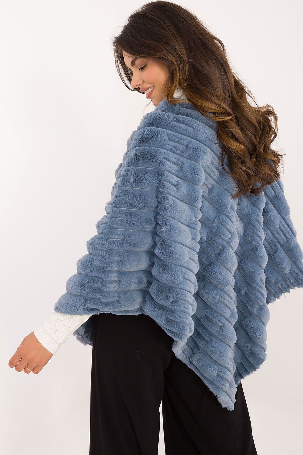 Lässiger Chic-Poncho mit vielfältiger Materialstruktur