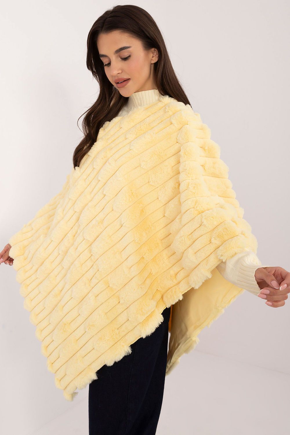 Lässiger Chic-Poncho mit vielfältiger Materialstruktur