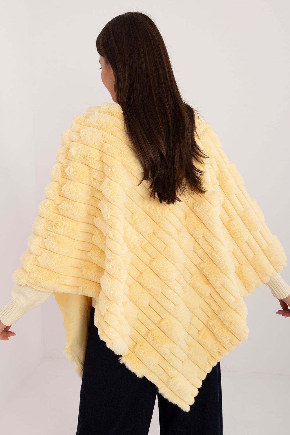 Lässiger Chic-Poncho mit vielfältiger Materialstruktur