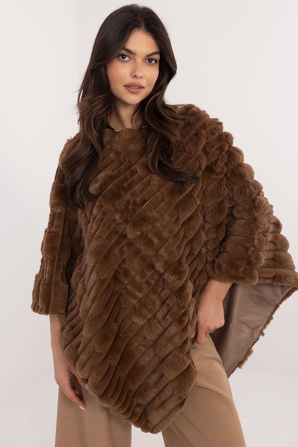 Lässiger Chic-Poncho mit vielfältiger Materialstruktur