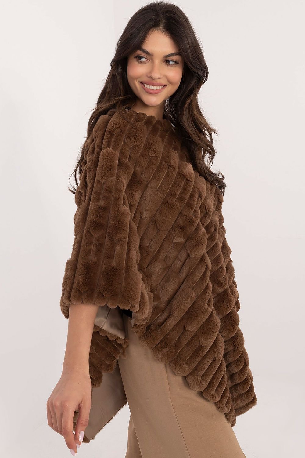 Lässiger Chic-Poncho mit vielfältiger Materialstruktur
