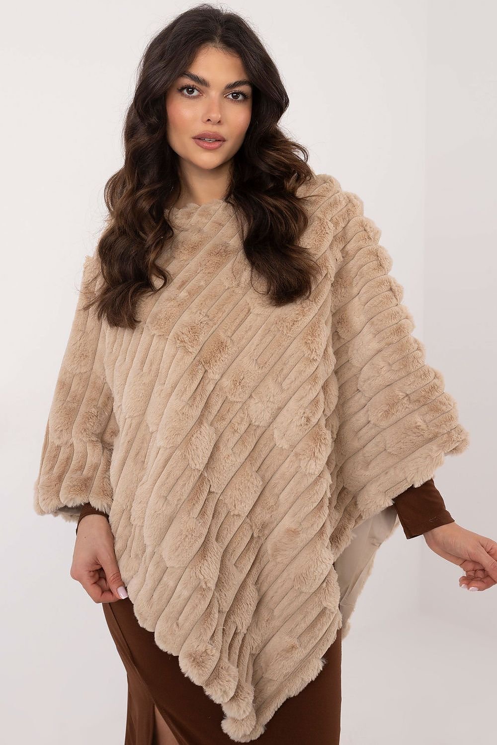 Lässiger Chic-Poncho mit vielfältiger Materialstruktur