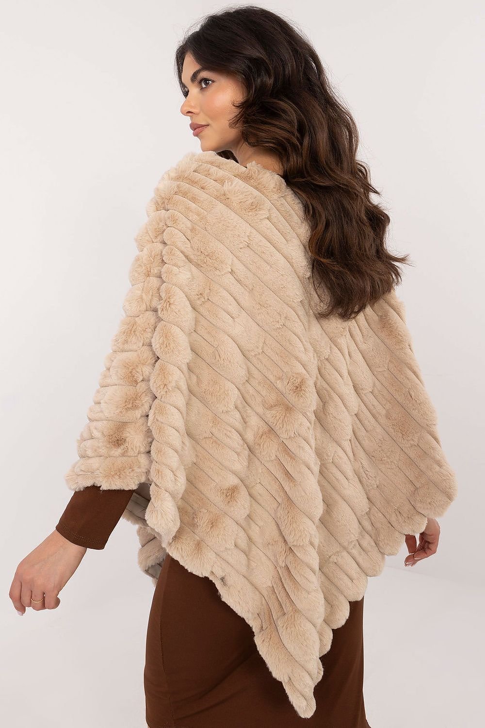 Lässiger Chic-Poncho mit vielfältiger Materialstruktur