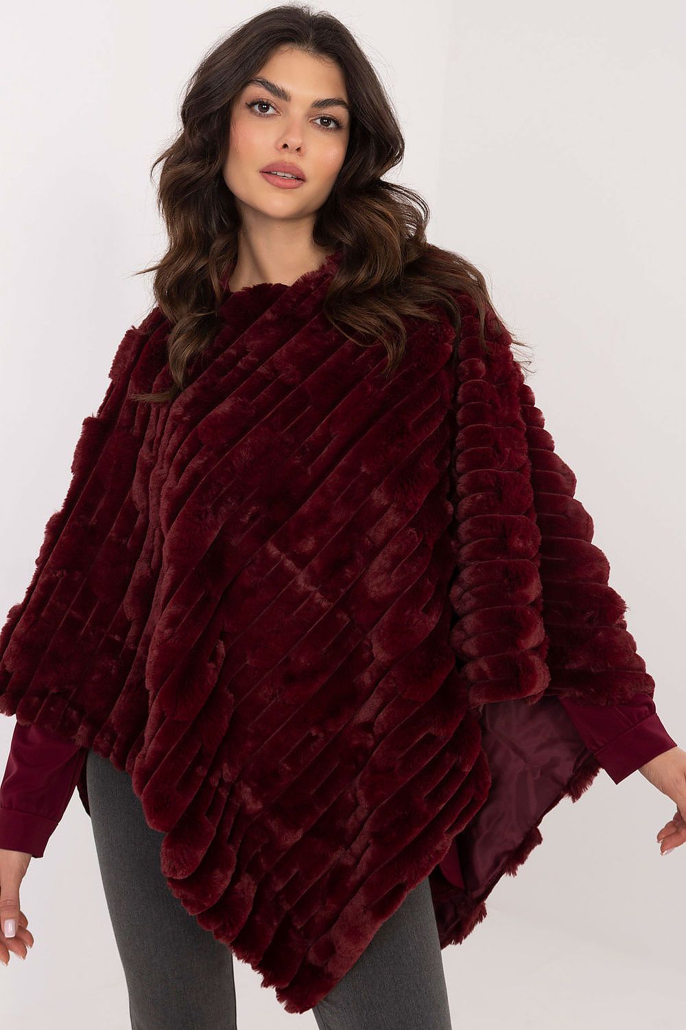 Lässiger Chic-Poncho mit vielfältiger Materialstruktur