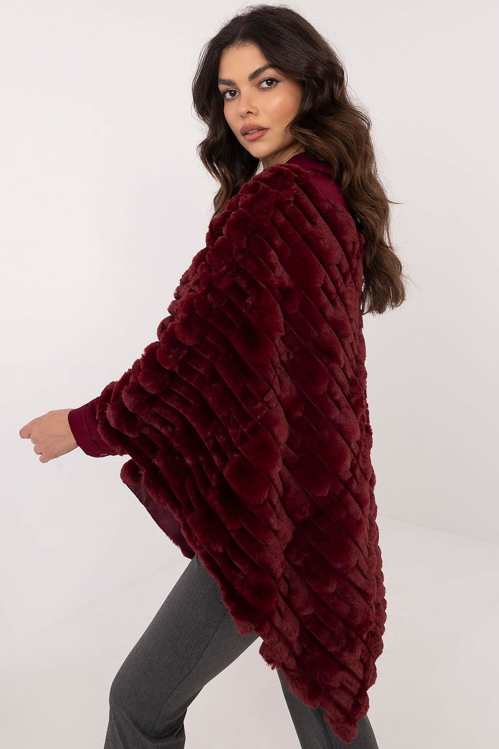 Lässiger Chic-Poncho mit vielfältiger Materialstruktur