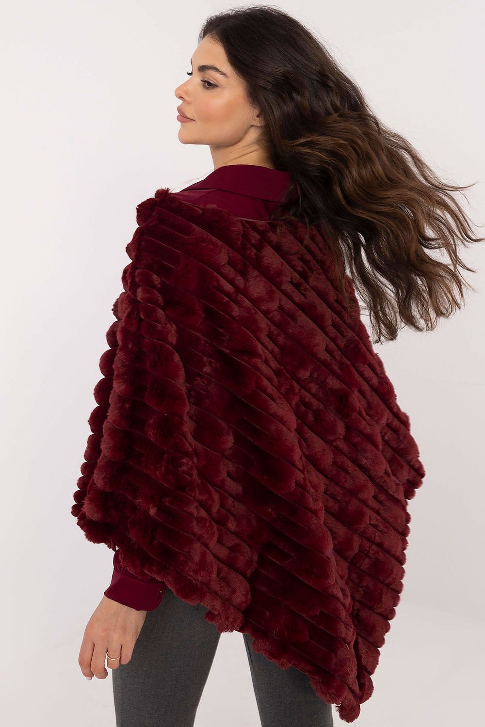 Lässiger Chic-Poncho mit vielfältiger Materialstruktur